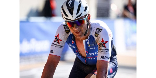 Yves Lampaert støder ind i en skødesløs tilskuer og går glip af Roubaix-podiet